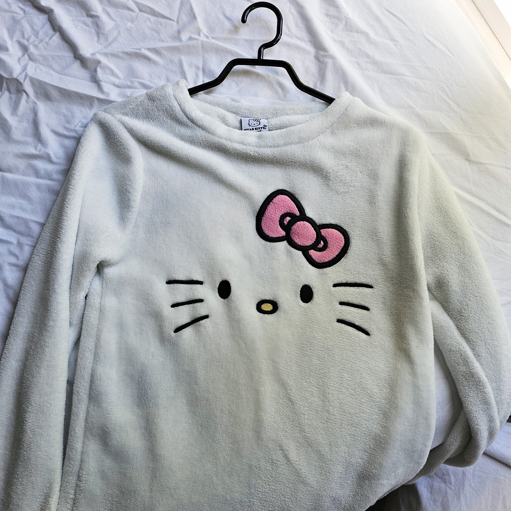 Hello Kitty Fuzzy White Long Sleeve / Pajama Top